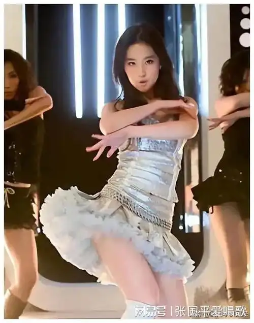 《心悸》这首歌特别的好听,刘亦菲演唱这首歌热舞特别多好看,真是360