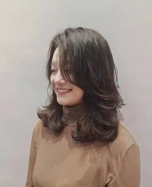 50岁女人烫头发:记住"三烫三不烫",显年轻气质,头发蓬松洋气_女性