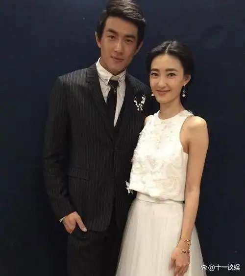 林更新疑似新恋情曝光,靠女友肩膀上撒娇,聚餐结束挽手回家