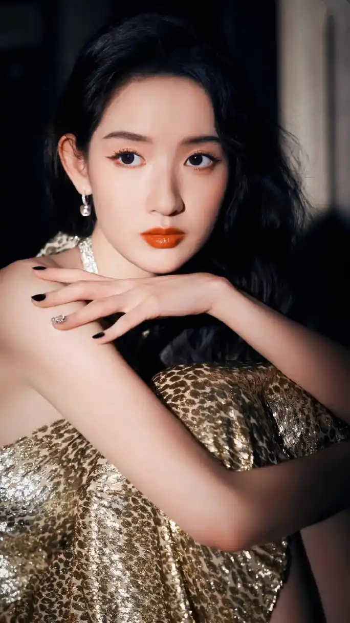 王玉雯# 一袭鎏金露背长裙,妩媚柔情的容颜,窈窕曼妙的身材,纤瘦高挑