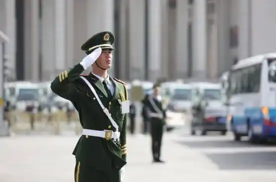 最后要说的是咱们国家军人的军礼,无论是解放军还是武警的军礼,可以说