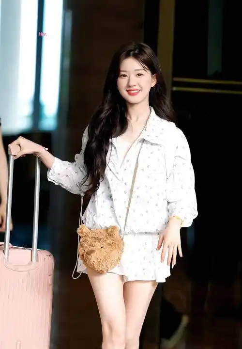 赵露思新综艺《路透》,白花西装搭配熊磊包,清新又甜美!