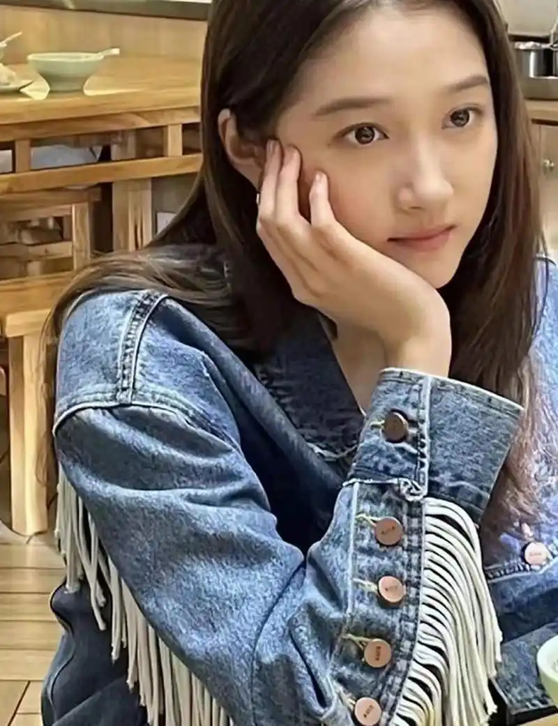 关晓彤素颜现身早餐店拍戏,皮肤白嫩,十指纤长十分抢眼