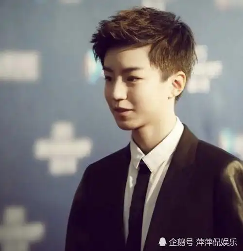 有一种"整容"叫王俊凯换发型!梳成大背头后!才发现脸小多可怕