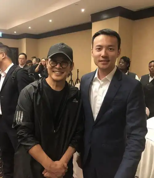 1986年出生的霍启中(图左),是霍震寰的长子,曾在2004年承认一项管有