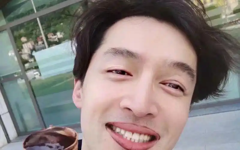 胡歌:应广大网友的要求 发一张自拍吧笑死我了哈哈哈哈哈哈_哔哩哔哩