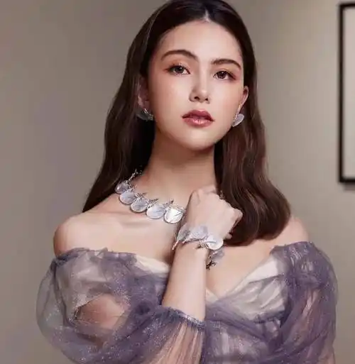 天王嫂昆凌:16岁让周董一见钟情,中专学历的她真的仅仅是幸运?