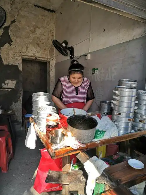 这位是我爷爷店子边上的饺子摊.