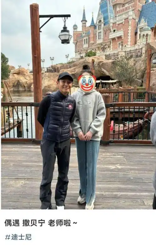 撒贝宁现身迪士尼与粉丝合影暴露身高同框照被指像父女