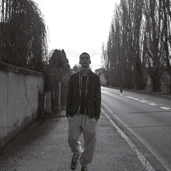 陈伟霆杂志大片曝光,寸头造型,演绎帅气忧郁男