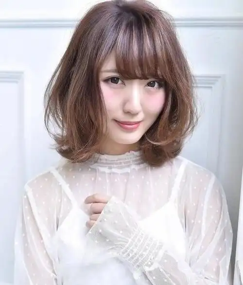 圆脸女生烫什么发型显脸小(圆脸烫发发型图片) - 女人泛说