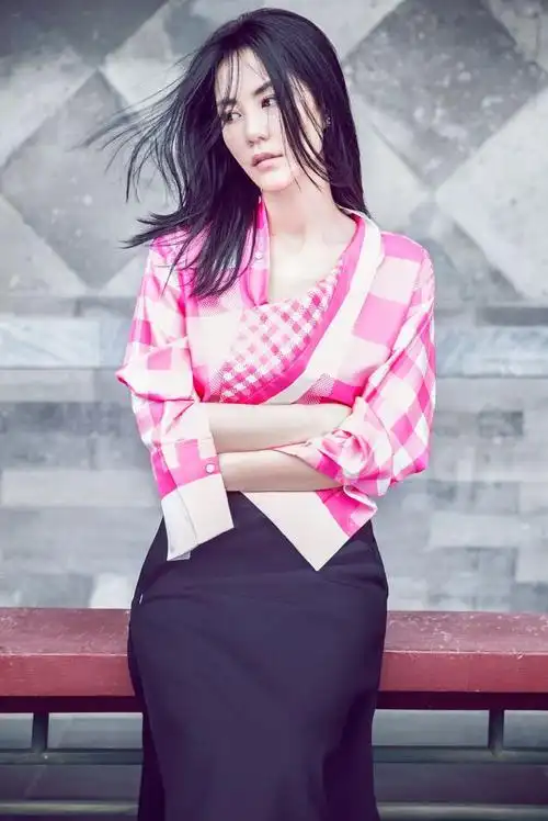 王菲登上elle十月刊封面 女王气质尽显