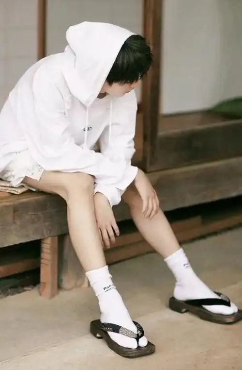 王俊凯穿白色衣服时露腹肌(王俊凯近照流出)(1)