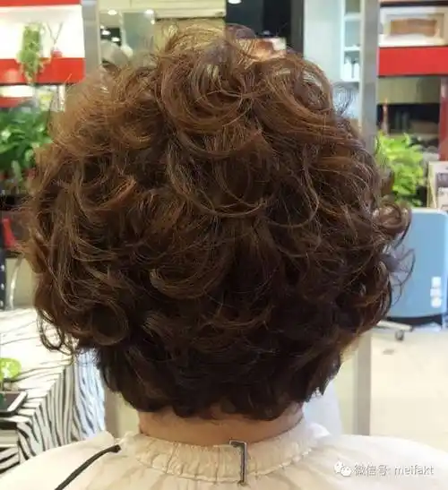 烫发发型就是很有中年女性的美,头发的卷曲程度和头发的蓬松效果的