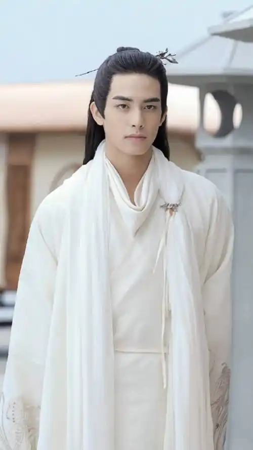 男星第一部古装剧:王一博杀马特发型,肖战憨憨的,任嘉轮"土土