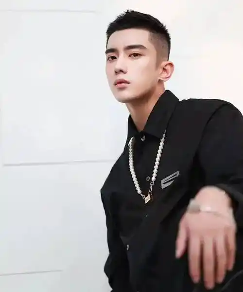 夏季男生流行发型潮男必剪的男生短发