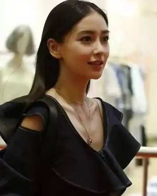 不过这却不是杨颖真实的身材,现实生活中杨颖的身材要瘦很多,我们从