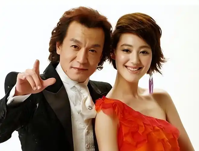 回顾央视王冠:曾和曹可凡传绯闻,38岁依旧单身,婚姻让父母担忧