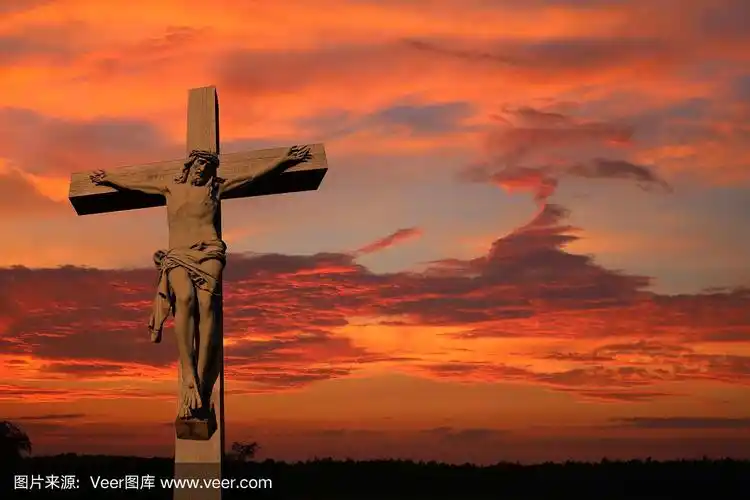 水泥生命大小的十字架与耶稣的身体作为太阳落山