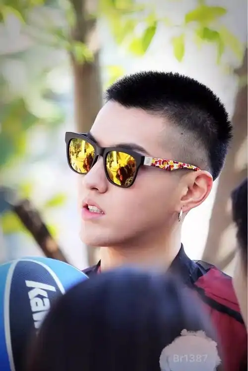 去沙龙店剪头发的时候说要剪板寸可以,说我要跟吴亦凡一样帅的发型,就