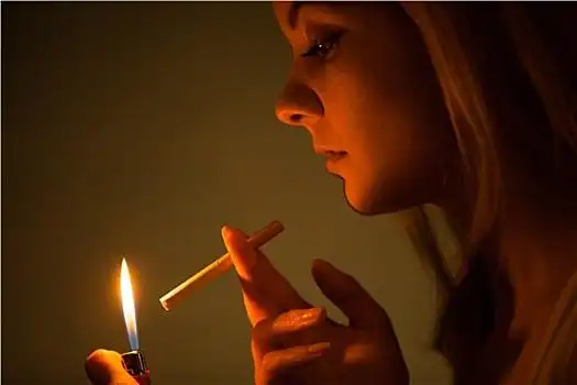 少妇,打火机,点燃,香烟,女孩,吸烟