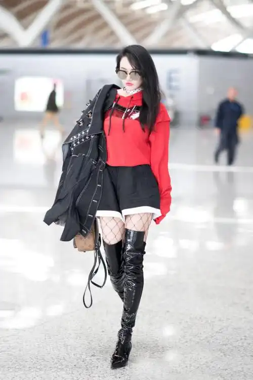 邹市明老婆冉莹颖近照穿宽松毛衣配喇叭裤尽显女人味