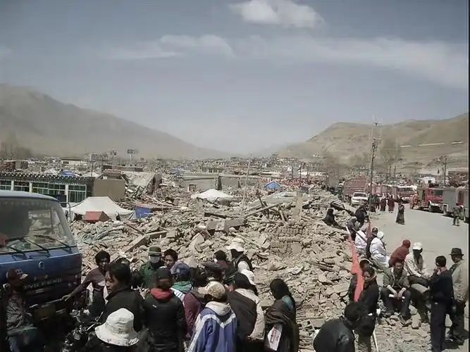 纪念"4·14"玉树地震10周年 月下藏人摄影人眼中的灾难玉树