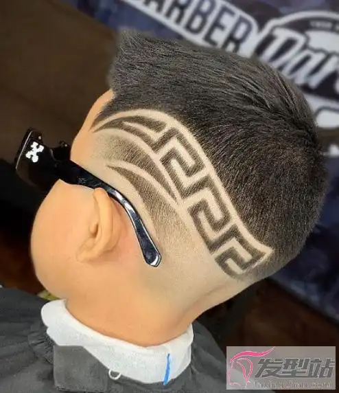 小男孩帅气雕刻发型 酷炫有型展现时髦范_发型站_最新流行发型设计