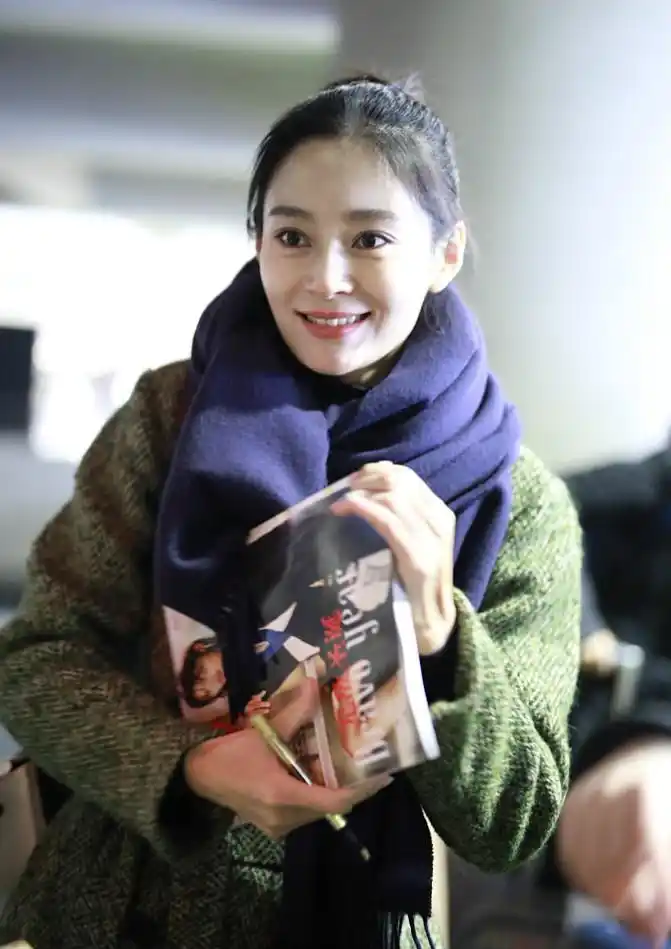 "纯妃"王媛可扎上丸子头清新脱俗 全程灿笑签名赚足路人