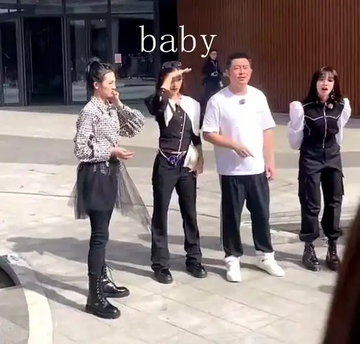 郑恺苗苗婚后同框录跑男,夫妻俩旁若无人牵手讲悄悄话超甜蜜_腾讯新闻