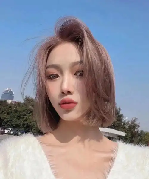 新发色一刀切短发配奶茶玫瑰金发色绝美