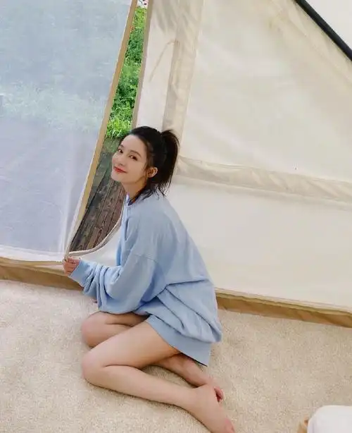 李沁穿蓝色卫衣套装秀美腿,清新靓丽笑容甜__财经头条