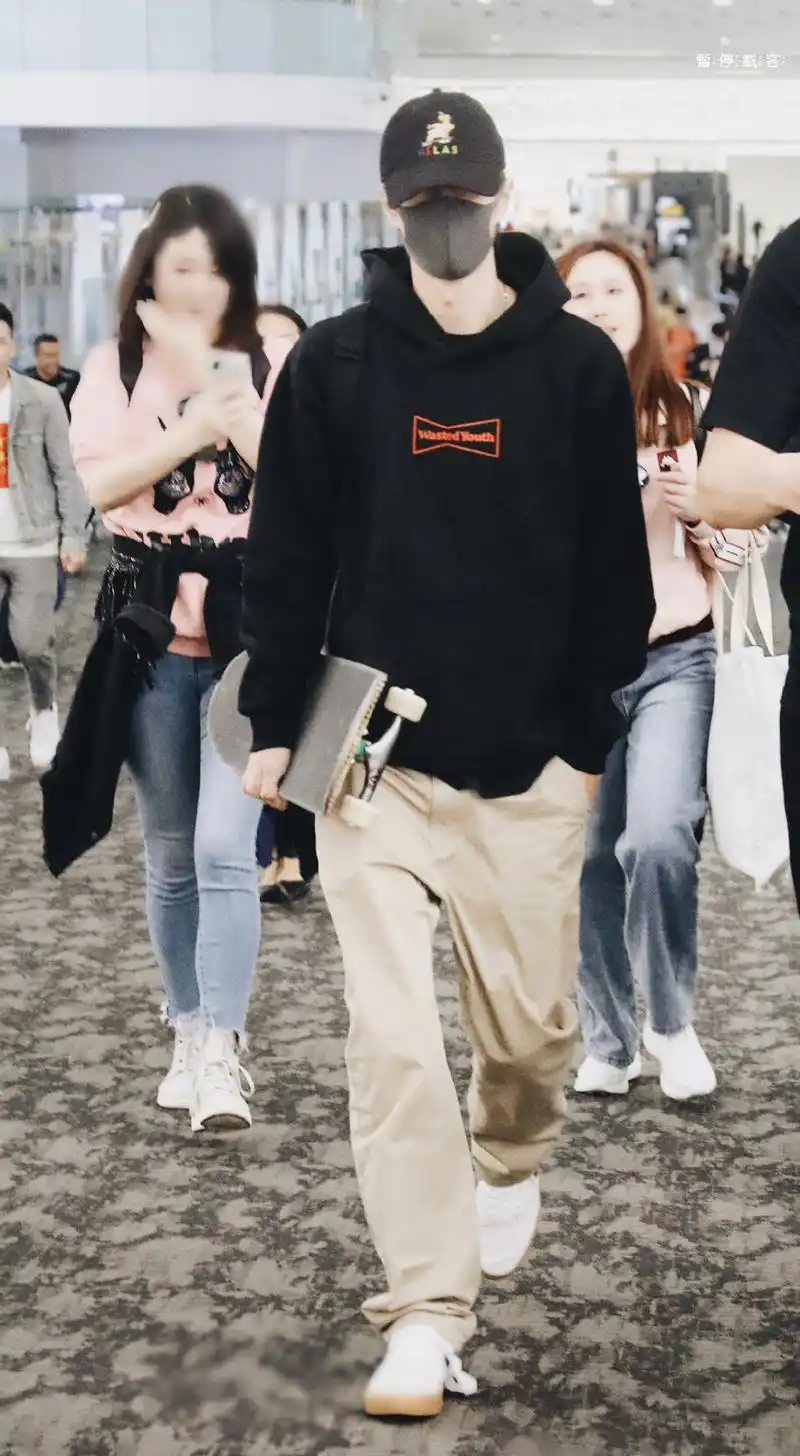 王一博机场饭拍,杭州长沙.