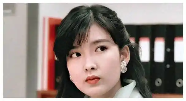 周慧敏的不老传奇始于她年轻时的演艺生涯,那时她凭借清新脱俗的外貌