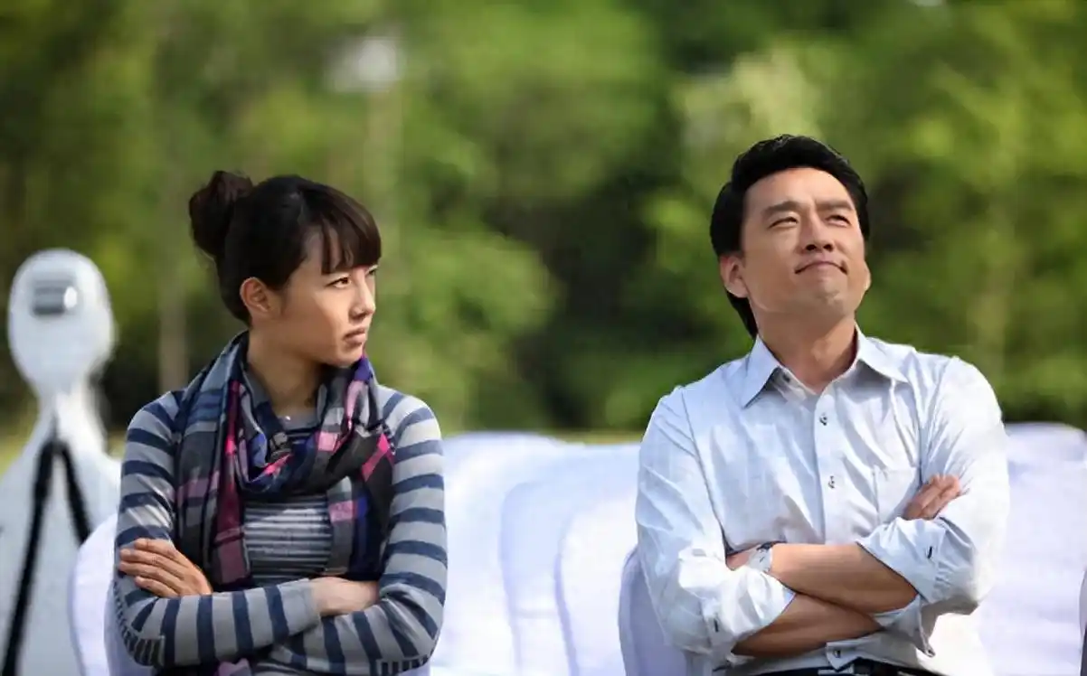 王耀庆:逼疯薇娅,拉黑佟丽娅,独宠妻子22年,却因怼人爆红