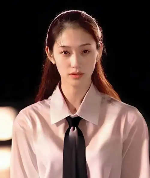 李小冉早年旧照曝光!娇艳水嫩,爱穿小吊带,难怪富豪们着迷