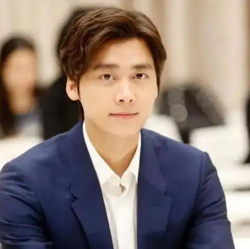 李易峰多次嫖娼被抓(各大品牌也纷纷与其解约)(2)