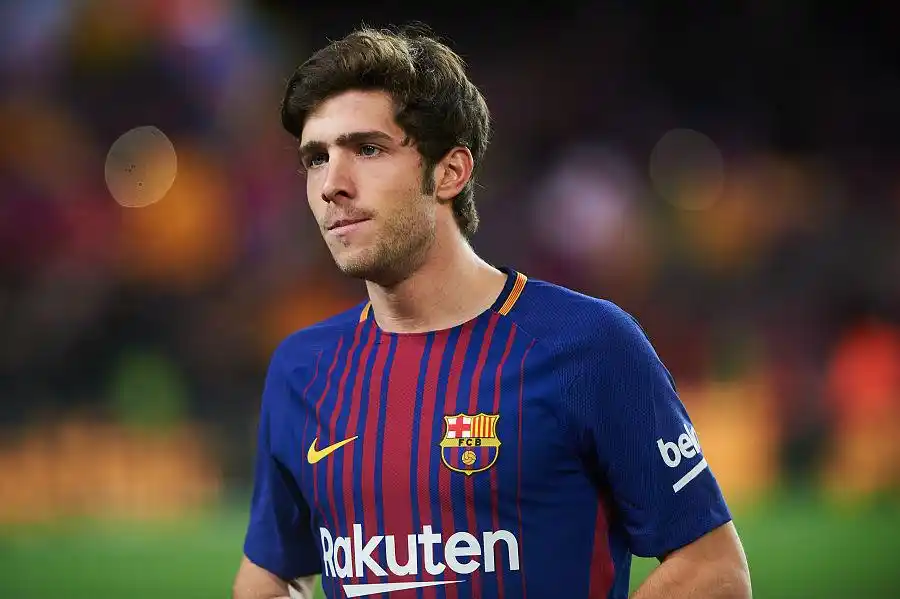 红蓝传承!巴萨举行与罗贝托的续约仪式!