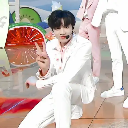 亲亲角落里的小奶包@时代少年团-刘耀文#刘耀文镜头捕捉力