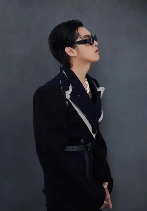吴亦凡珍珠项链黑西装精致帅气写真