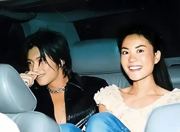 王菲谢霆锋机场牵手##锋菲恋