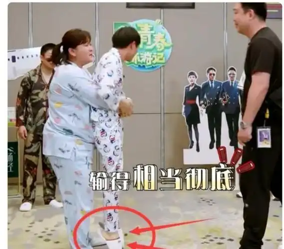 原创当贾玲抱起周深谁注意到他下意识的动作教养是装不出来的