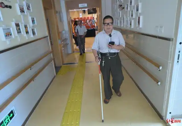 戴这副眼镜盲人就能"看见"?体验者:效果尚可 费用略贵