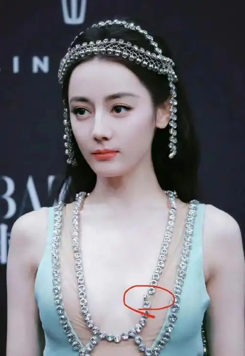 迪丽热巴穿深v"丢脸"?那你再看看杨紫