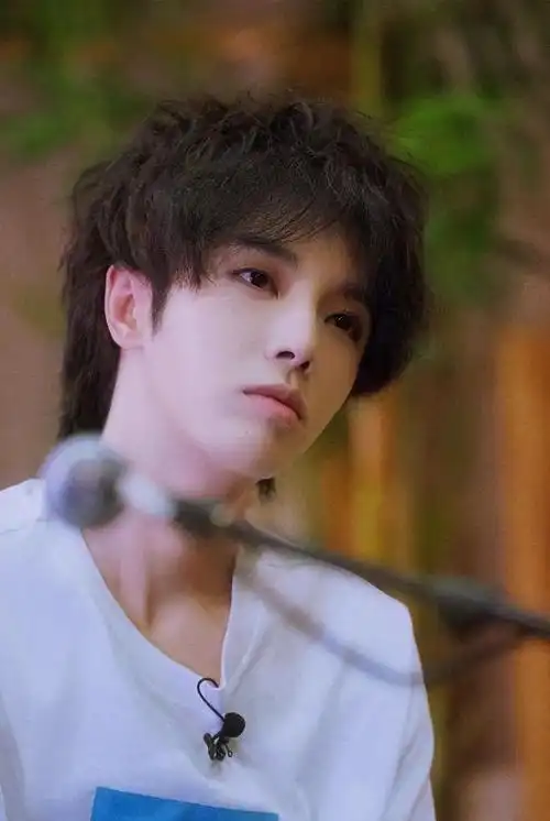 华晨宇壁纸帅气迷人的花花是一定要放在锁屏上的