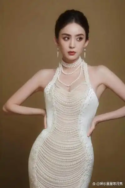 蜜桃臀早已过时迪丽热巴的蝴蝶臀才叫惊艳真实羡慕了