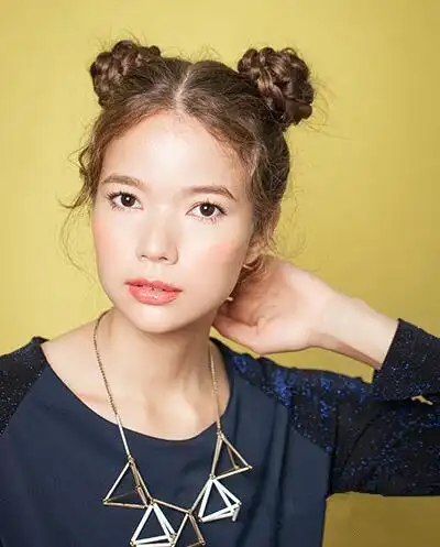 双丸子头的扎法gif动图教程 时尚又兼备减龄效果