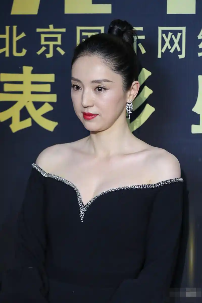 7日,董璇出席某电影展颁奖典礼红毯.