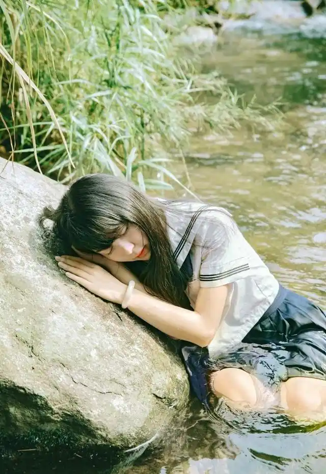溪水上的校服天真少女短裙湿身眼眸动人
