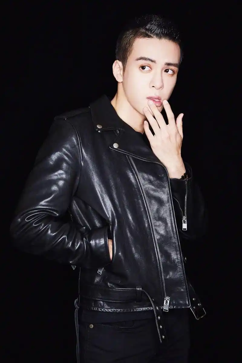 演员曾舜晞今日圆寸造型出席天猫金妆奖盛典活动.